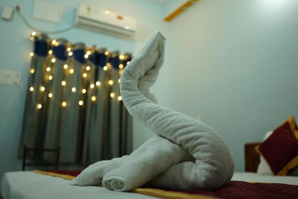 Una cama o camas en una habitación de Birds Nest Homestay, Pondicherry