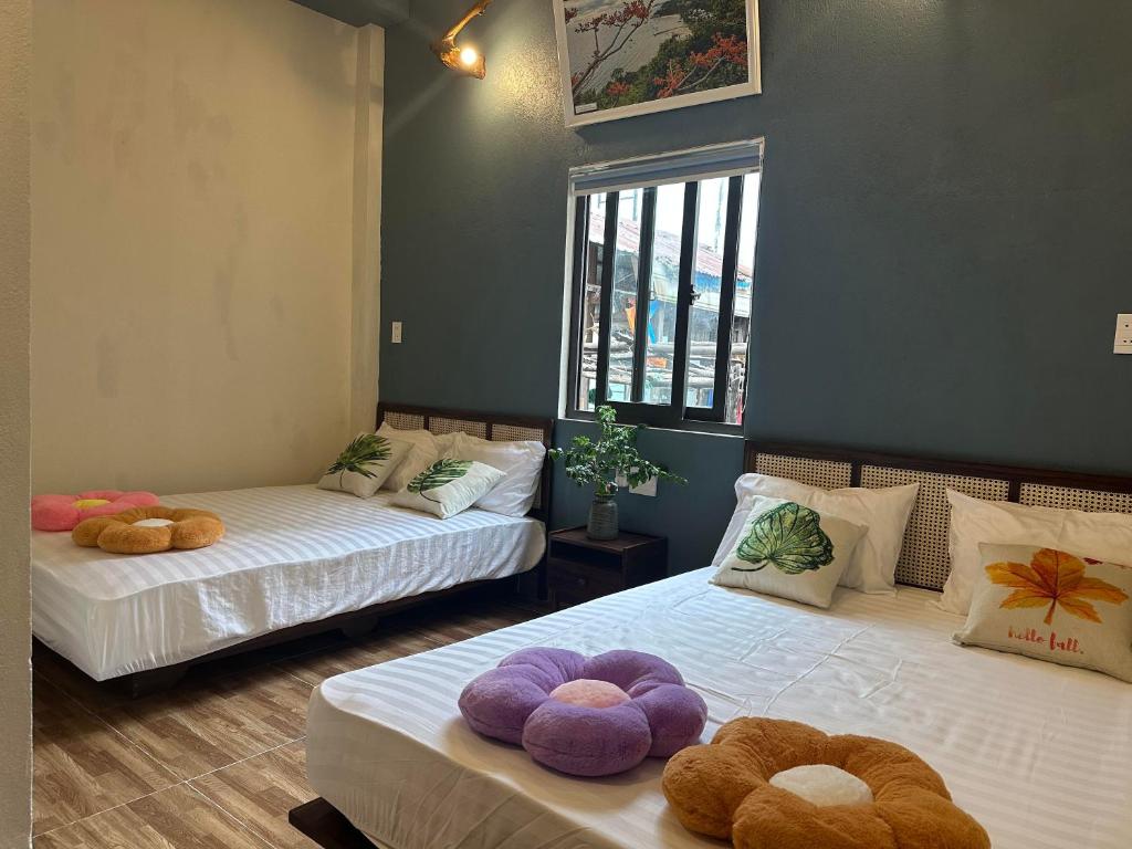 two beds with stuffed animals on them in a room at Homestay Ngô Khánh 1 in Cù Lao Chàm