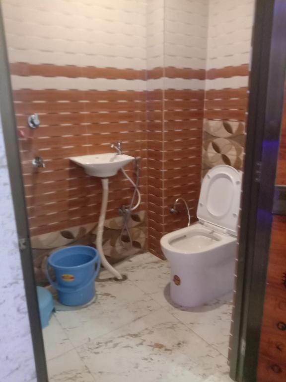 Bilik mandi di Shri Ram Nilayam