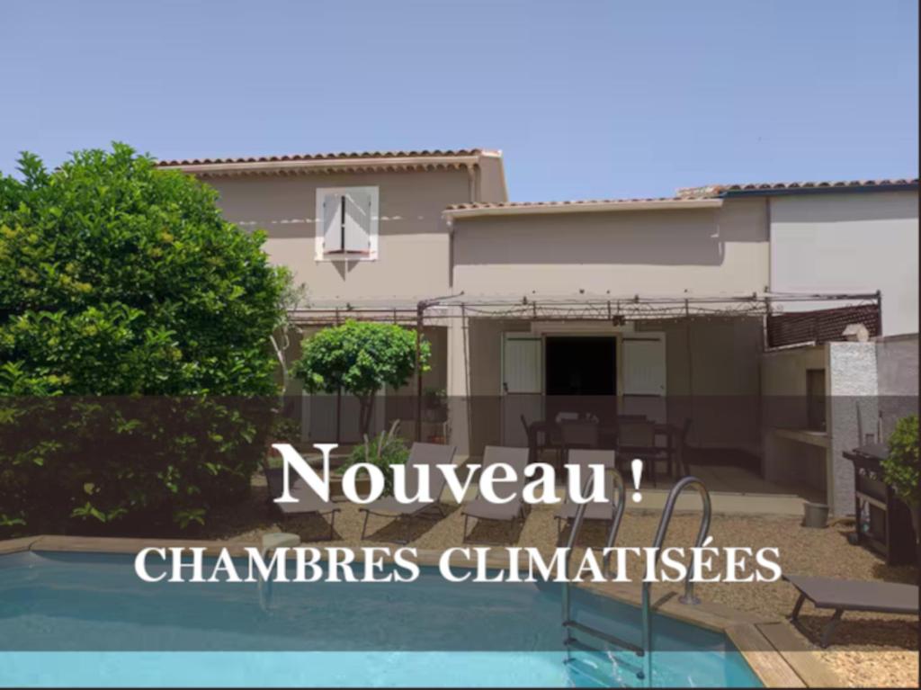 une maison avec une piscine devant dans l'établissement Un Coin de Provence, à LʼIsle-sur-la-Sorgue
