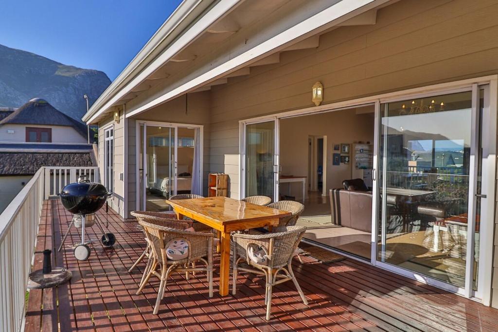 ベティーズ・ベイにあるTidesのパティオ(木製テーブル、デッキの椅子付)