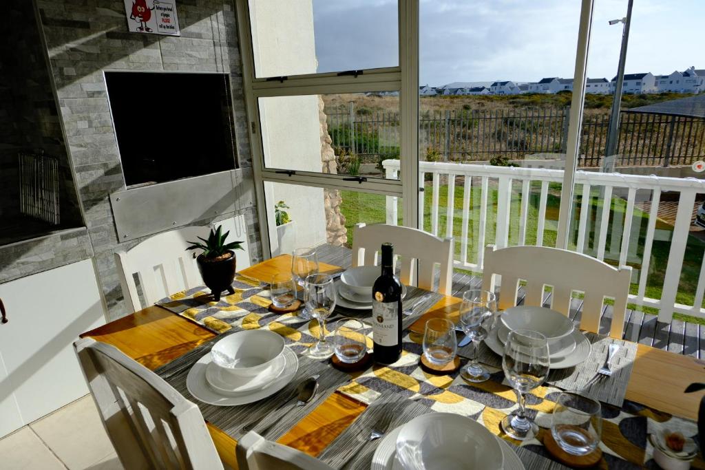 ランゲバーンにあるLuxury Sunset Heights Unit 79のダイニングルームテーブル(ワイン1本付)