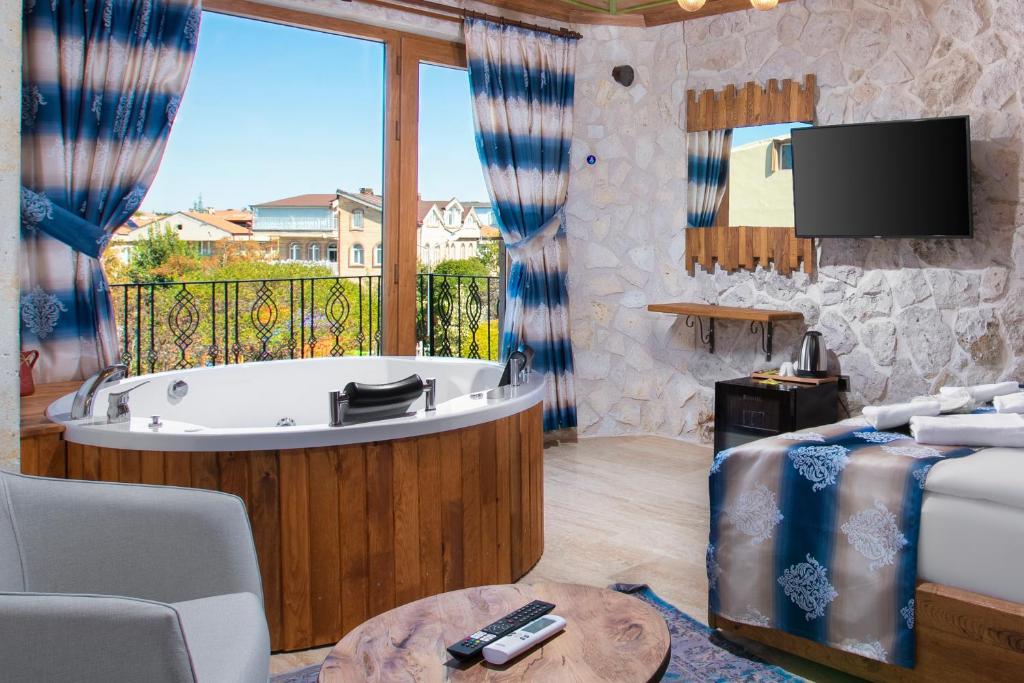 TV a/nebo společenská místnost v ubytování Cappadocia Fiesta Stone House