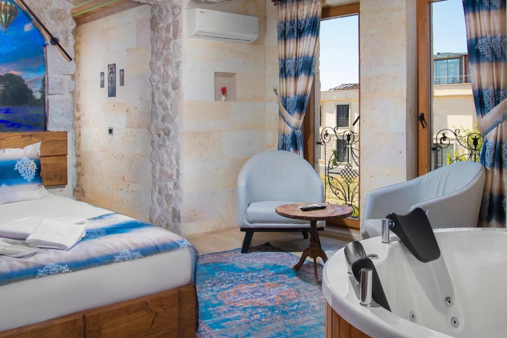 Postel nebo postele na pokoji v ubytování Cappadocia Fiesta Stone House