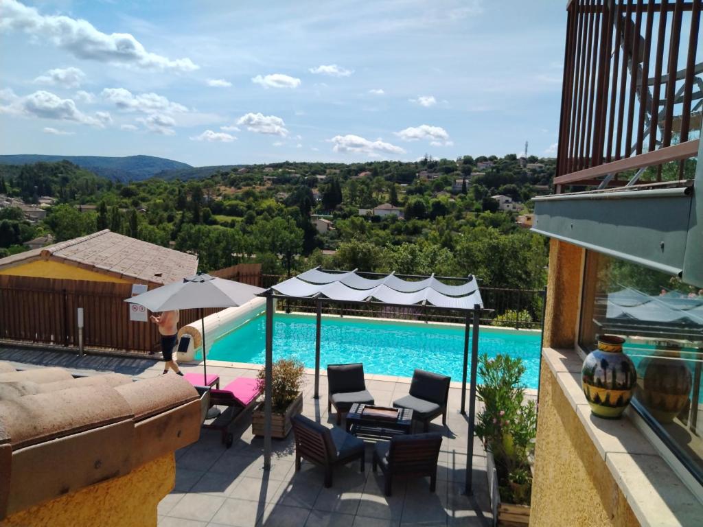 Bazén v ubytování Gîtes Le Bouzet nebo v jeho okolí