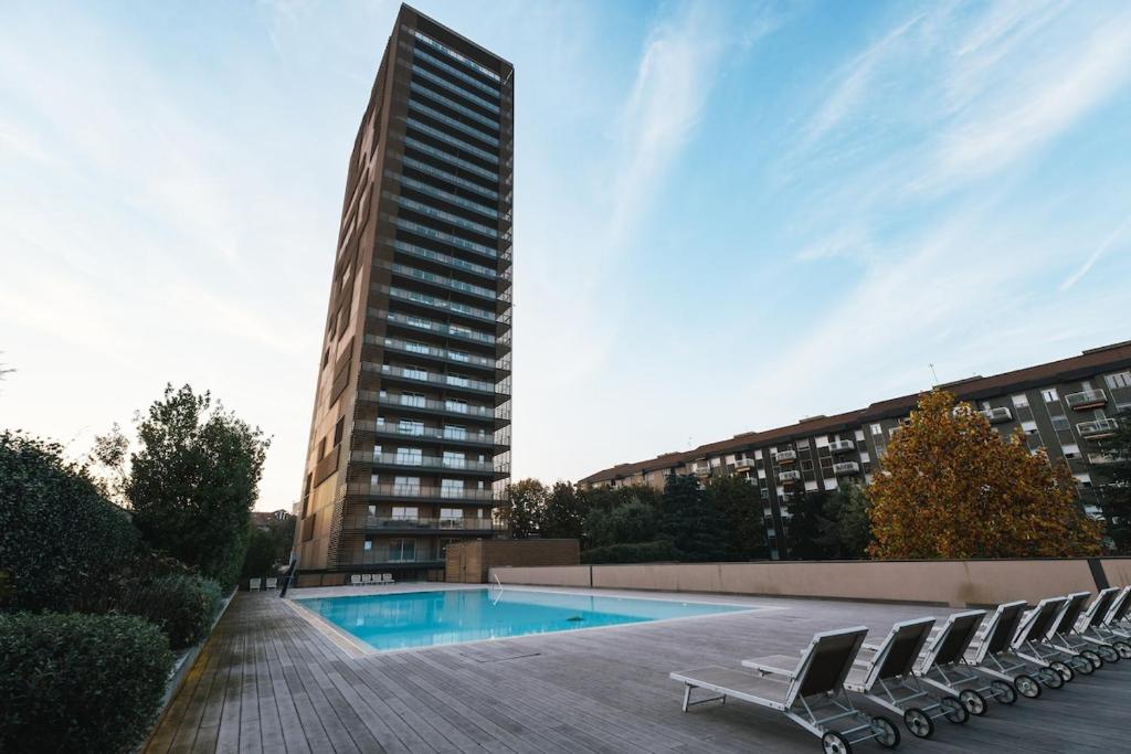 een gebouw met een zwembad voor een gebouw bij Giax Panoramic View Parking in Milaan