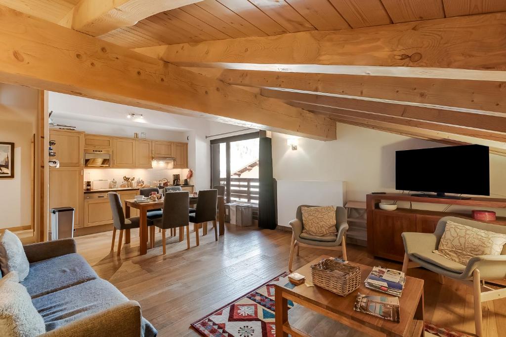 uma sala de estar com um sofá e uma mesa em l'Ours Bleu B33 ski -in ski -out - Happy Rentals em Vallorcine