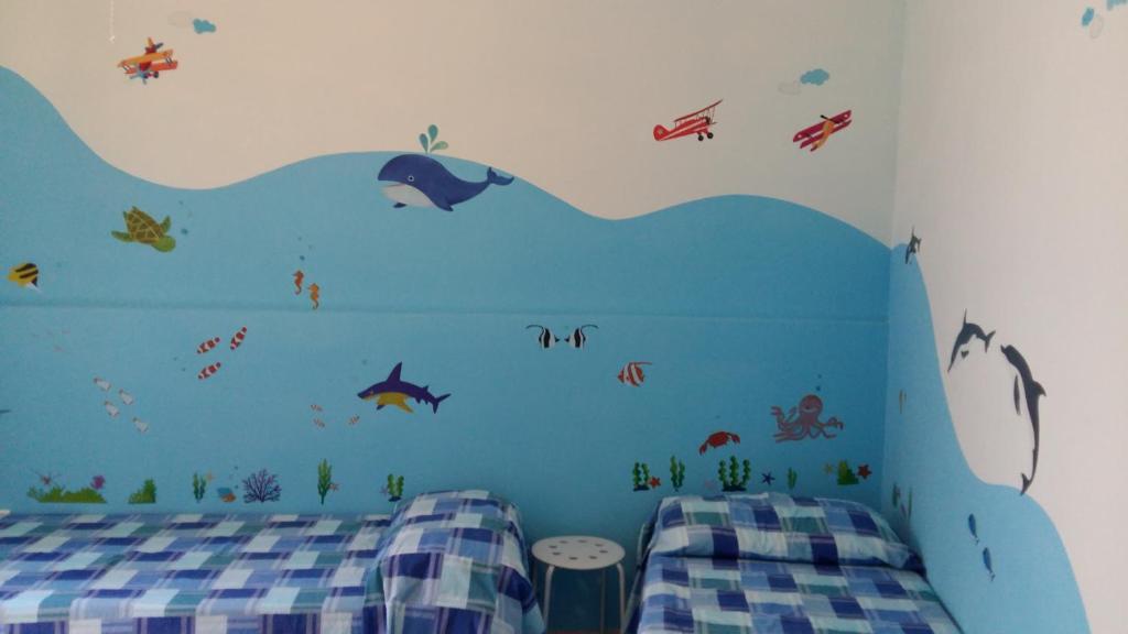- une chambre avec une fresque murale représentant des poissons dans l'établissement Arifra, à Pulsano