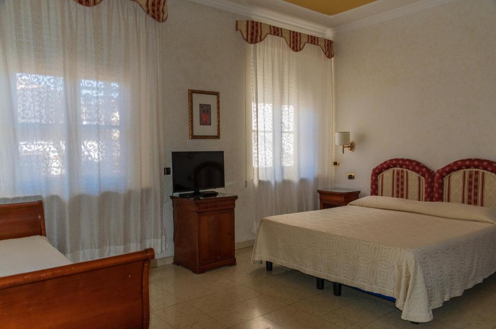 Postel nebo postele na pokoji v ubytování Mariano IV Palace Hotel
