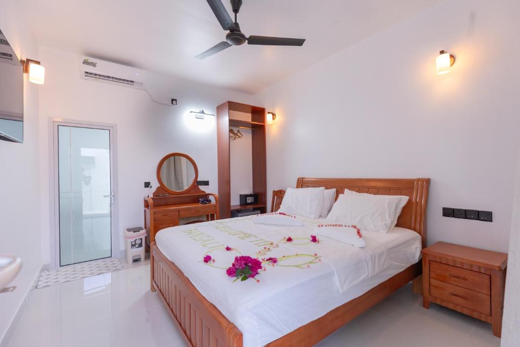 Postel nebo postele na pokoji v ubytování Rangali thoddoo Maldives