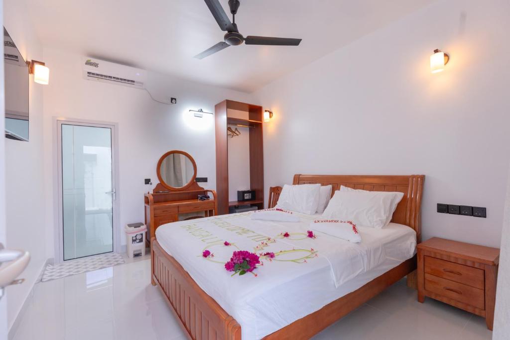 Postel nebo postele na pokoji v ubytování Rangali thoddoo Maldives