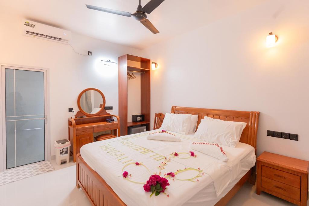 Postel nebo postele na pokoji v ubytování Rangali thoddoo Maldives