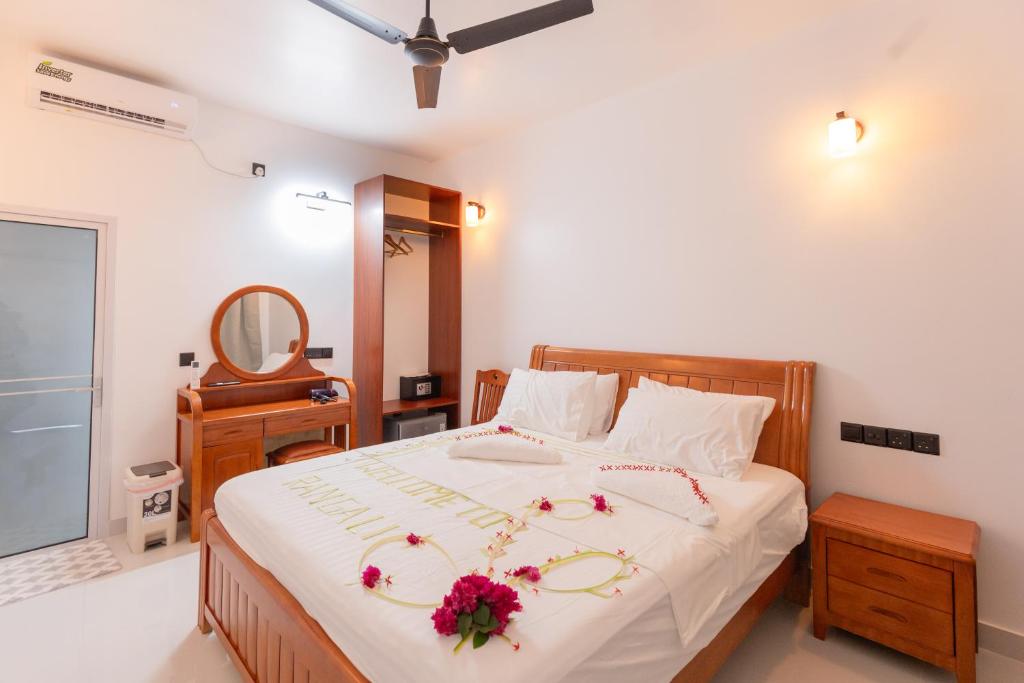 Postel nebo postele na pokoji v ubytování Rangali thoddoo Maldives