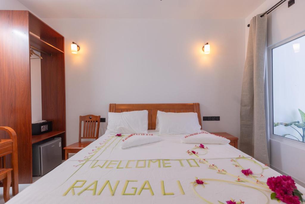 Postel nebo postele na pokoji v ubytování Rangali thoddoo Maldives