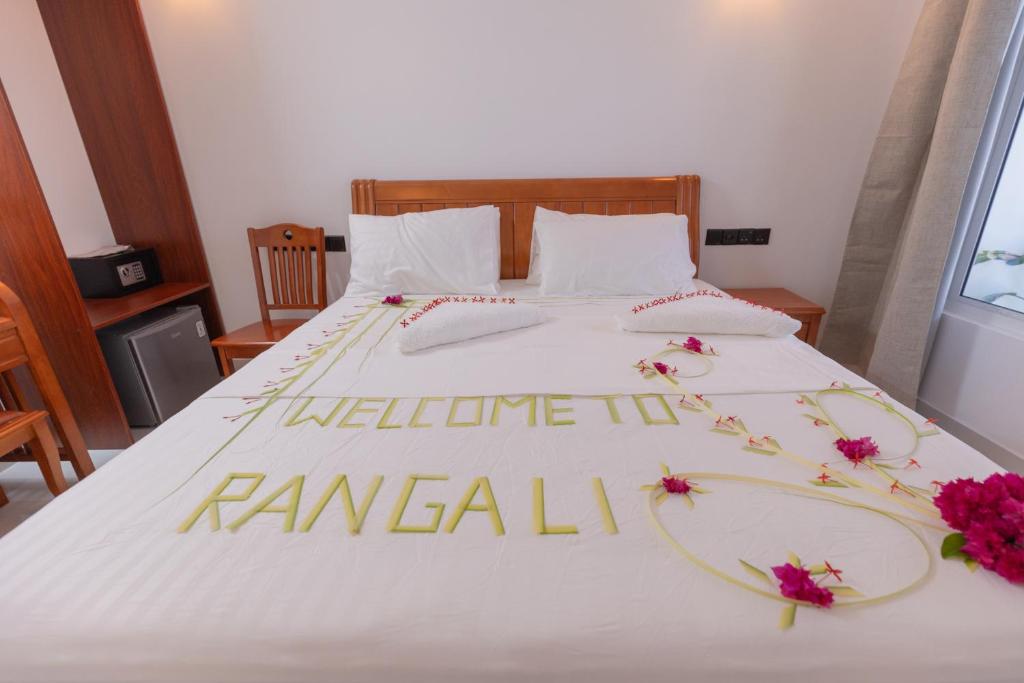 Postel nebo postele na pokoji v ubytování Rangali thoddoo Maldives