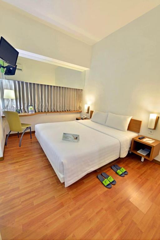 Postel nebo postele na pokoji v ubytování Whiz Hotel Pemuda Semarang