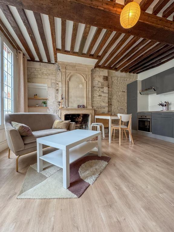 un salon avec un canapé et une table dans l'établissement Neptune, à Caen