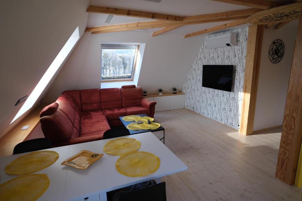 Posezení v ubytování Pyramida pod Lysou s vířivkou