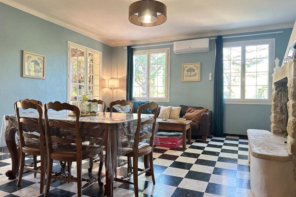 a dining room with a table and chairs at Charmante maison provençale in Les Taillades