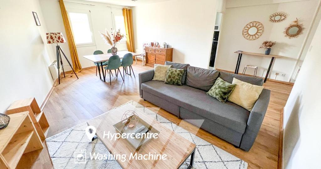 un salon avec un canapé et une table dans l'établissement Hypercenter - Secure residence - Dream Spirit, à Avignon
