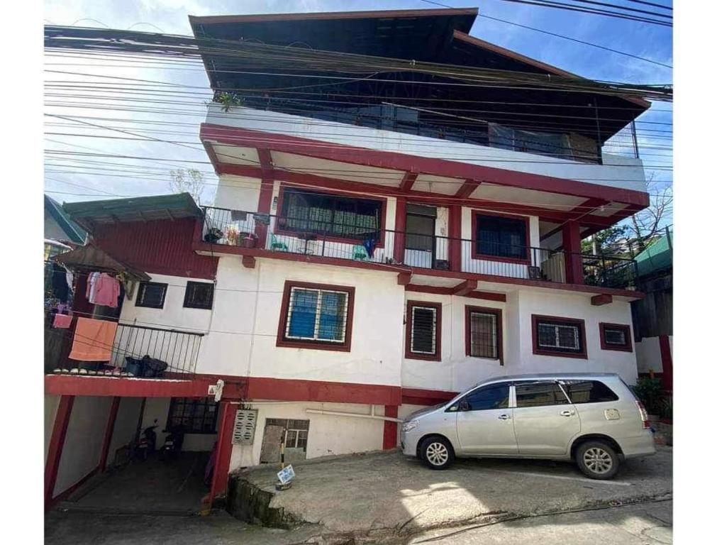 ein vor einem Haus geparktes Auto in der Unterkunft Camia transient in Baguio City