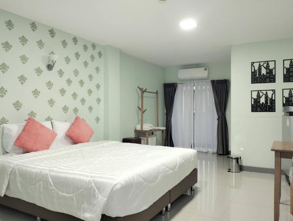 Postel nebo postele na pokoji v ubytování aSleep Hotel Sriracha แอสลีพ โฮเทล