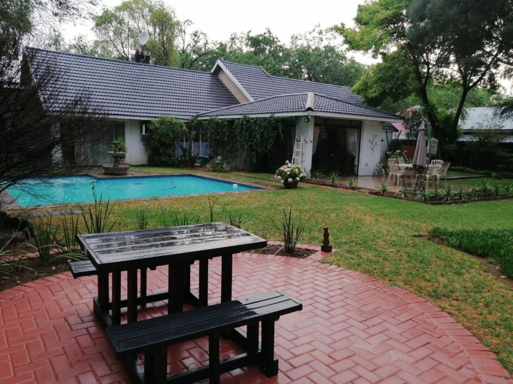 Bazén v ubytování Azrielle Guesthouse nebo v jeho okolí