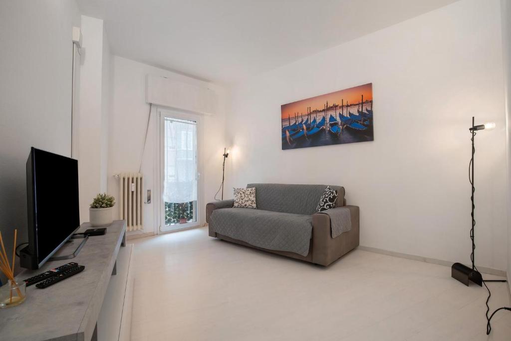 a living room with a couch and a flat screen tv at Appartamento Margherita in Venice