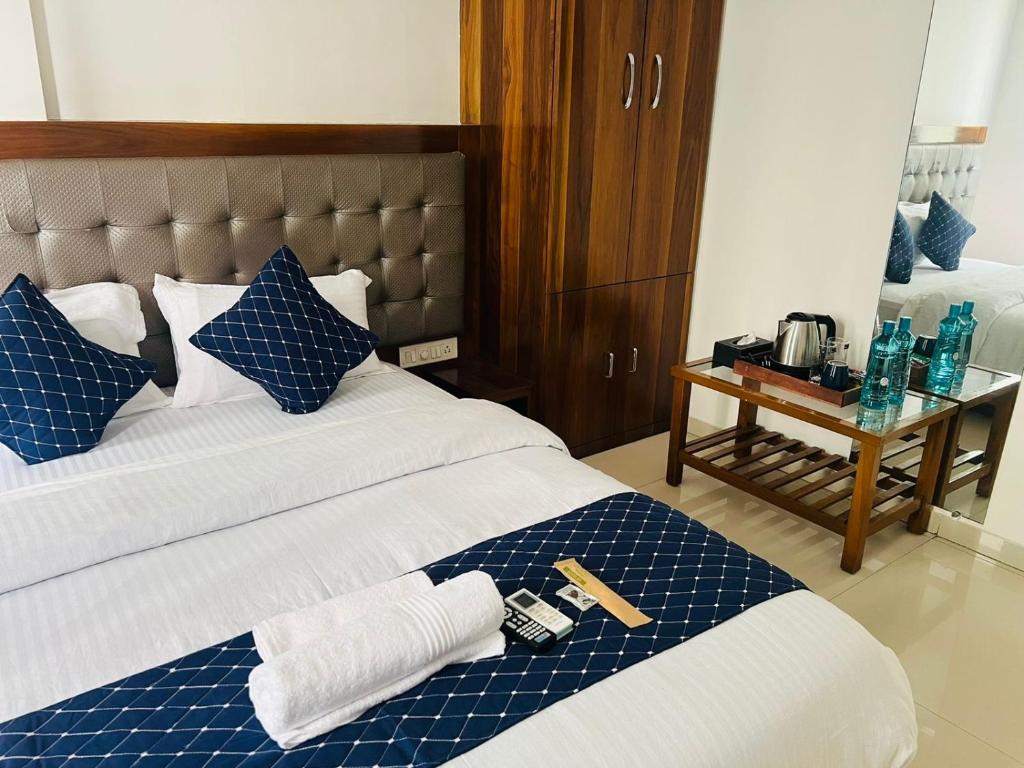 Postel nebo postele na pokoji v ubytování Luna Spaces- Near Mumbai International Airport