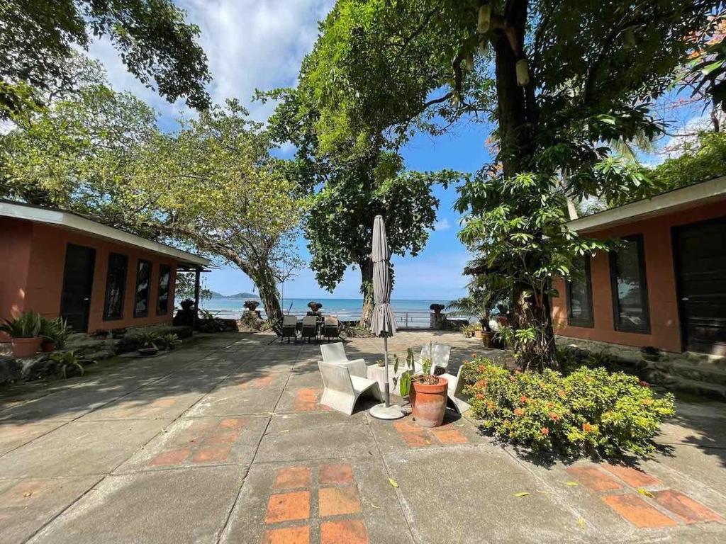 En have udenfor Coral Suites - casitas & apartment on private beach