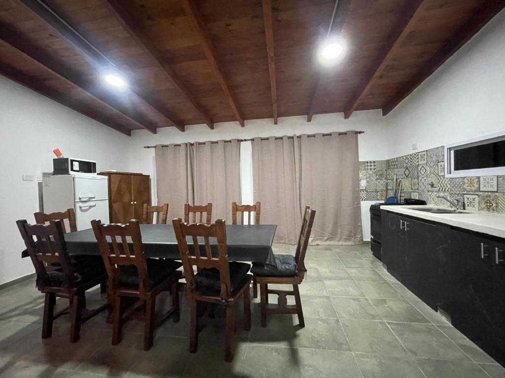 Η κουζίνα ή μικρή κουζίνα στο Casa con pileta a 2 cuadras del río