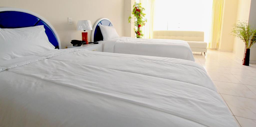 Postel nebo postele na pokoji v ubytování Blue Bay Hotel