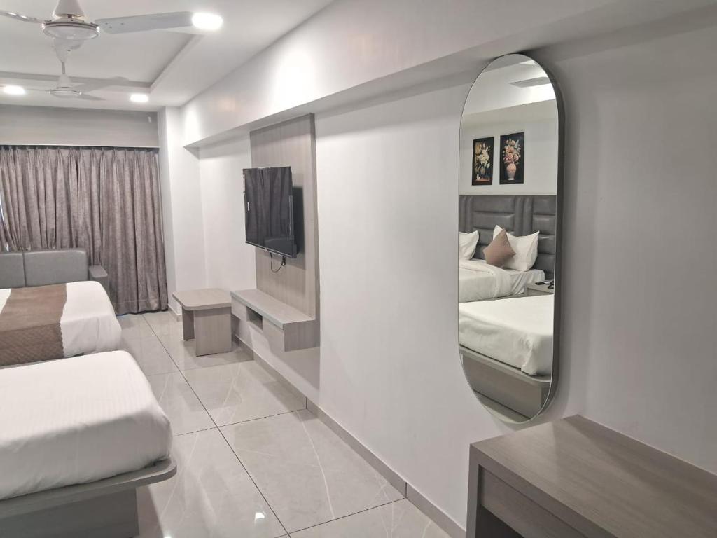 Postel nebo postele na pokoji v ubytování Hotel Shaligram Inn