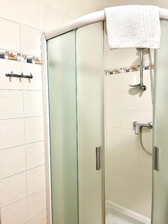 Koupelna v ubytování P&P Jičín Apartments - soukromé 2-3 lůžkové pokoje s vlastní kuchyní a koupelnou