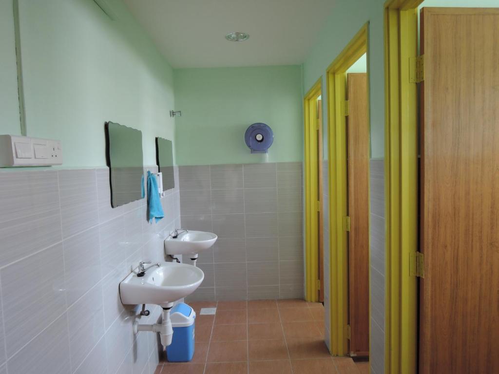 un bagno con due servizi igienici e un lavandino di The Pillohouzzze a Malacca