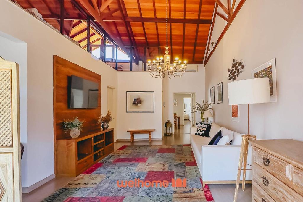 a living room with a couch and a table at Casa em São João Del Rei conforto e charme in São João del Rei