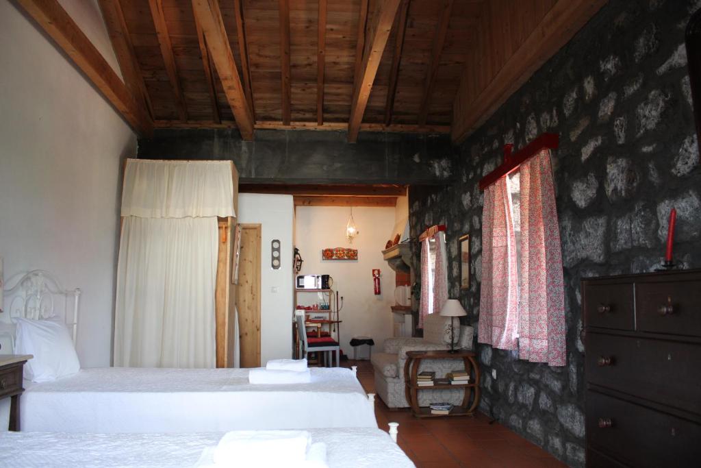 Postel nebo postele na pokoji v ubytování Aldeia das Cagarras