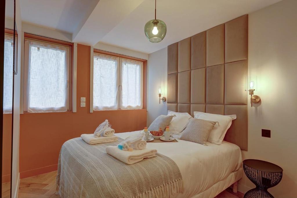 une chambre avec un lit avec des serviettes dessus dans l'établissement Residence AC Champs de Mars Eiffel Tower by Studio Prestige, à Paris