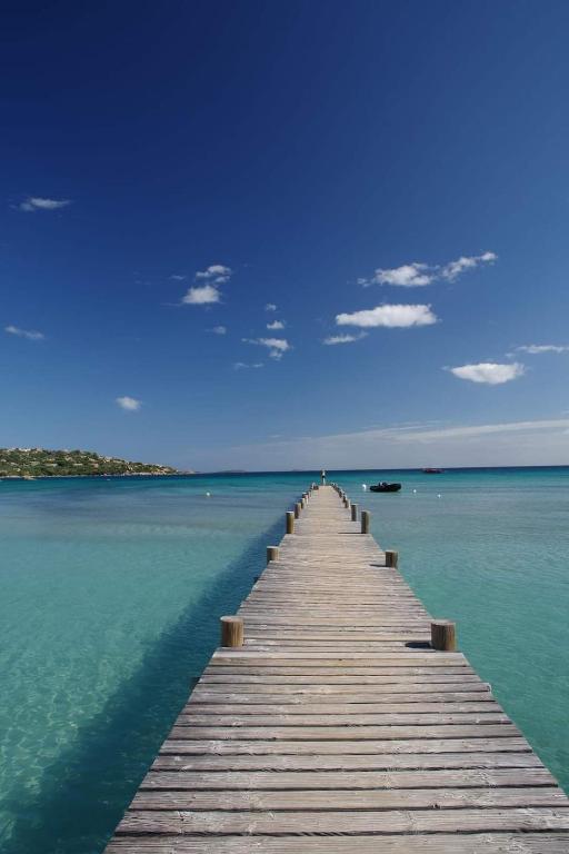 une jetée en bois s'étend dans l'eau dans l'établissement Mini villa Santa Giulia, à Porto-Vecchio