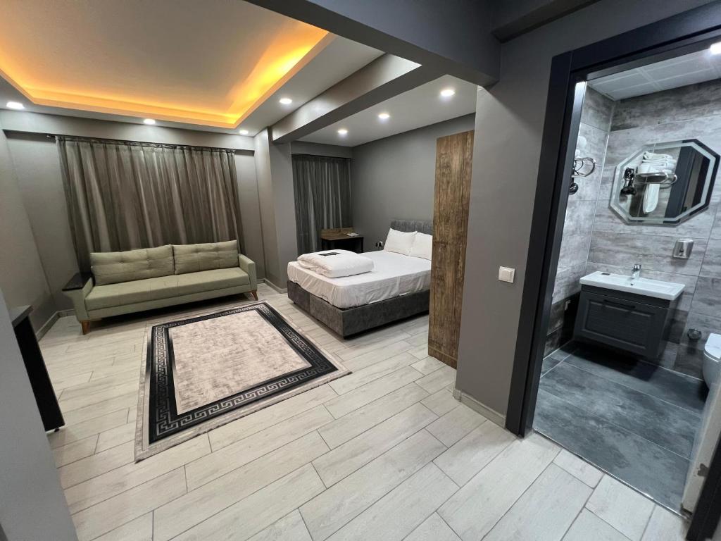 een slaapkamer met een bed en een badkamer bij YOUR HOUSE Apart Otel in Karaköprü Köyü