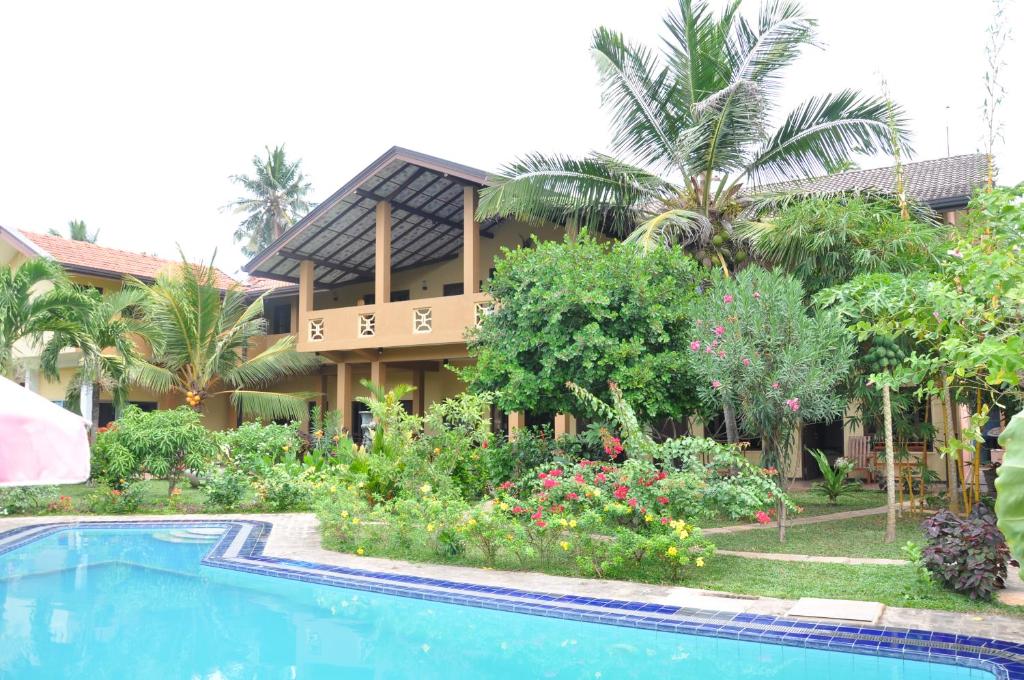 Bazén v ubytování Solomon Beach Hotel nebo v jeho okolí