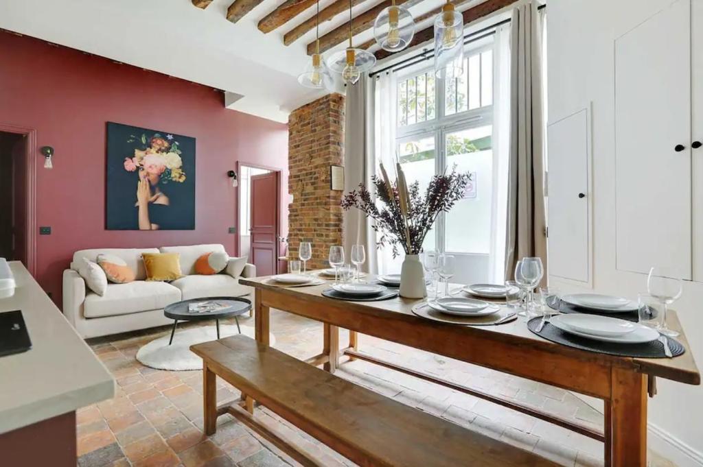 un salon avec une table et un canapé dans l'établissement S Stylist and Unique Getaway 8p, à Paris