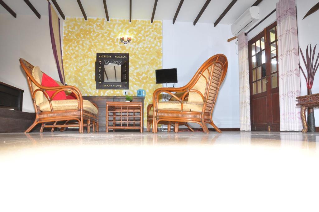 TV a/nebo společenská místnost v ubytování Solomon Beach Hotel