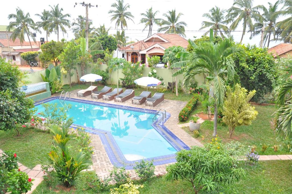 Bazén v ubytování Solomon Beach Hotel nebo v jeho okolí