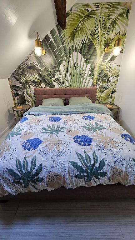 une chambre avec un lit avec une couette bleue et blanche dans l'établissement L'échappée sauvage-T3-Wifi- queen size, à Montluçon