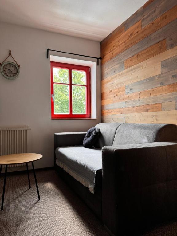 Postel nebo postele na pokoji v ubytování Žebřík postel Sušice