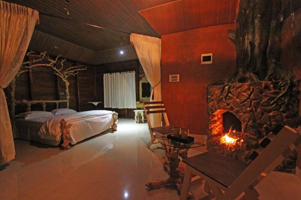 Postel nebo postele na pokoji v ubytování Pugmarks Jungle Lodge