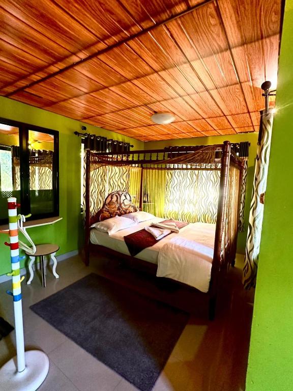 Postel nebo postele na pokoji v ubytování Pugmarks Jungle Lodge