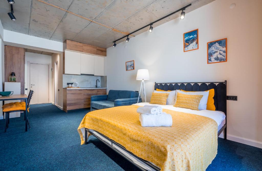 Postel nebo postele na pokoji v ubytování New Gudauri Apartments