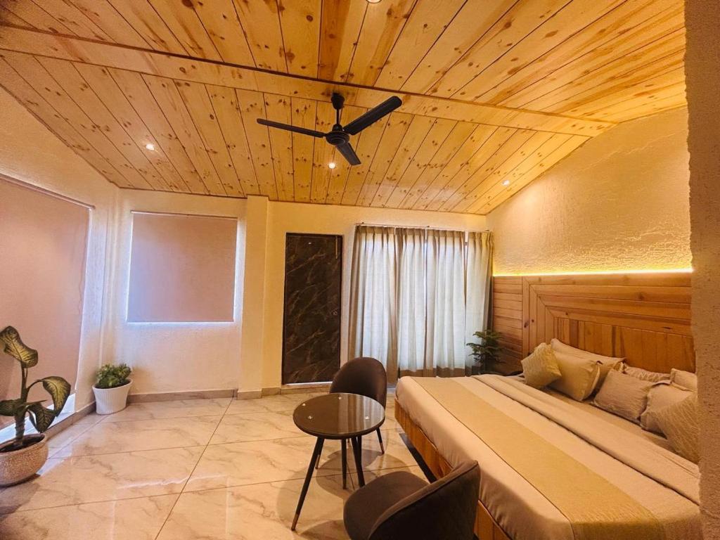 Postel nebo postele na pokoji v ubytování Living On The Edge A Luxury Stay